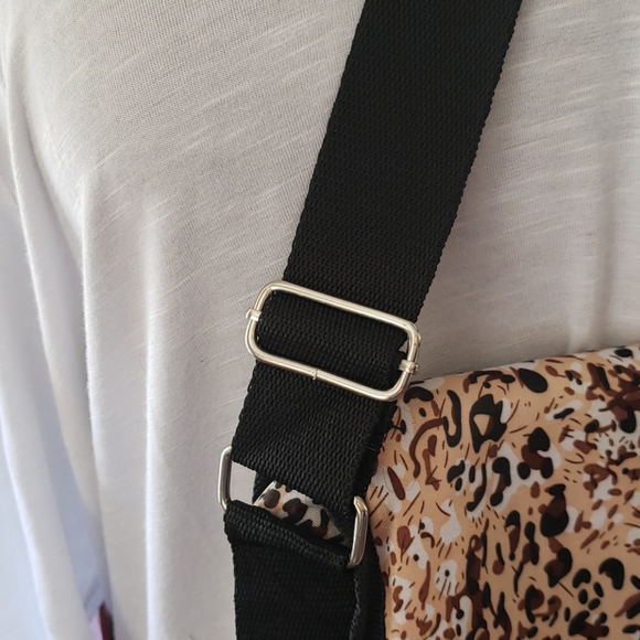 Leopard print laptop cross body bag - Picture 7 of 8